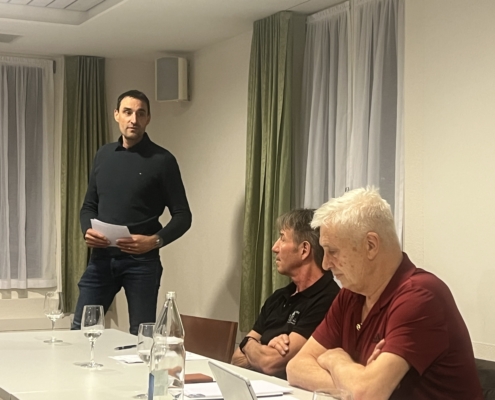 Ehrung des scheidenden Präsidenten durch Samuel Brunner (Vizepräsident)