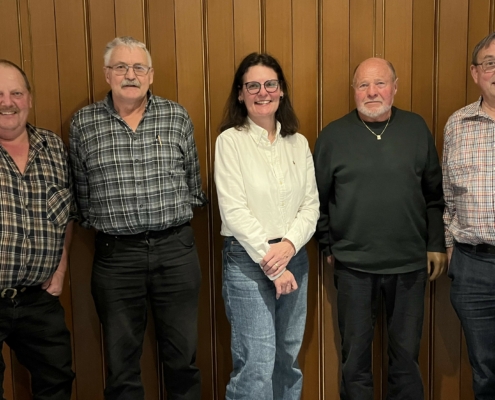 v.l. Markus Betschart (30 Jahre Verwaltung), Richard Auf der Mauer (Verwaltung), Karin Heinzer (Geschäftsführerin), Josef Betschart (Präsident), Werner Betschart (20 Jahre Rechnungsprüfer)